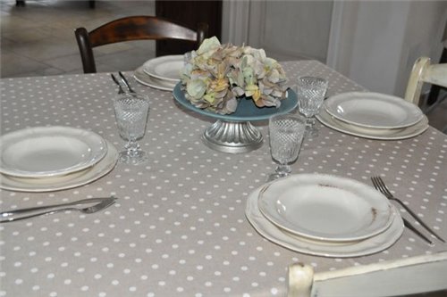 Tovaglia antimacchia pois bianco140x220 cm