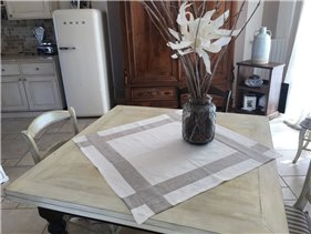 Centrotavola in puro lino con giglio ricamato