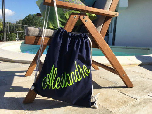 Telo mare e zaino ricamati blu/fluo