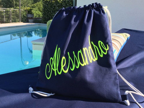 Telo mare e zaino ricamati blu/fluo