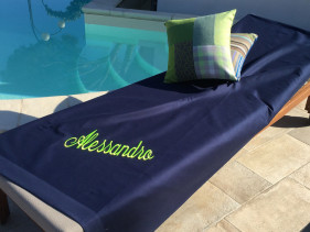 Telo mare ricamato blu/fluo