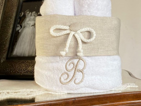 Cestino spugna con bordo in puro Lino ed iniziale ricamata