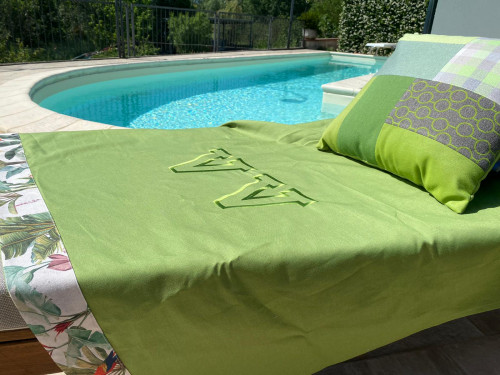 Telo mare verde tropical con iniziali ricama