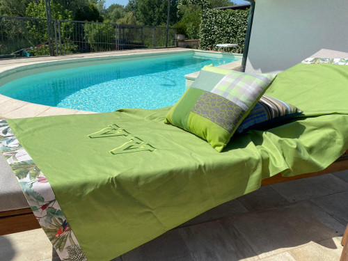 Telo mare verde tropical con iniziali ricama