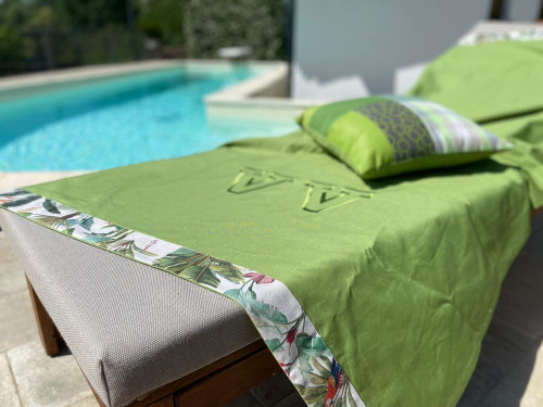Telo mare verde tropical con iniziali ricama