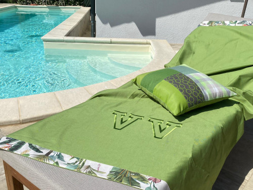 Telo mare verde tropical con iniziali ricama