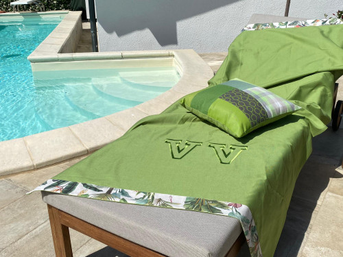 Telo mare verde tropical con iniziali ricama