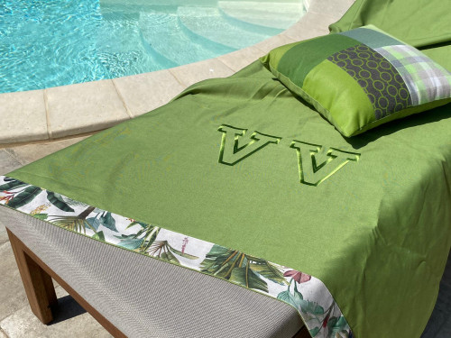 Telo mare verde tropical con iniziali ricama