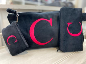 TRIS nero con iniziale fucsia