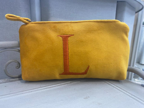 CLUTCH MEDIA gialla con iniziale tono su tono