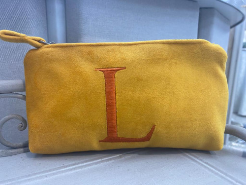 CLUTCH MEDIA gialla con iniziale tono su tono