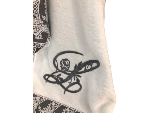 Asciugamano con pizzo e iniziale ricamata grigio