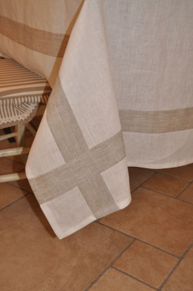 Tovaglia in lino bianca con bordi applicati
