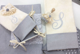Asciugamano con balza fantasia grigio con iniziale ricamata